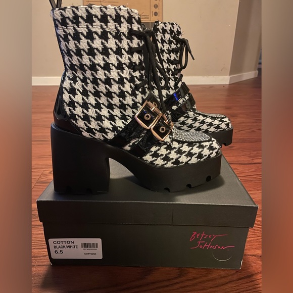 Betsy Johnson cotton black/white bootie. Worn once! - Picture 5 of 5